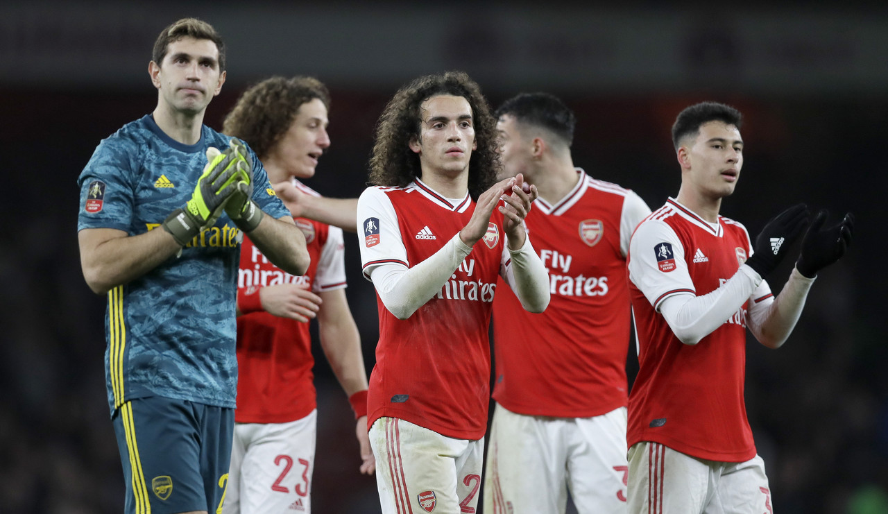 托尼：前锋不应在无意义的跑动上浪费精力，而是更专注于进球（托尼：前锋要减少无效跑动，把精力用在破门得分上）