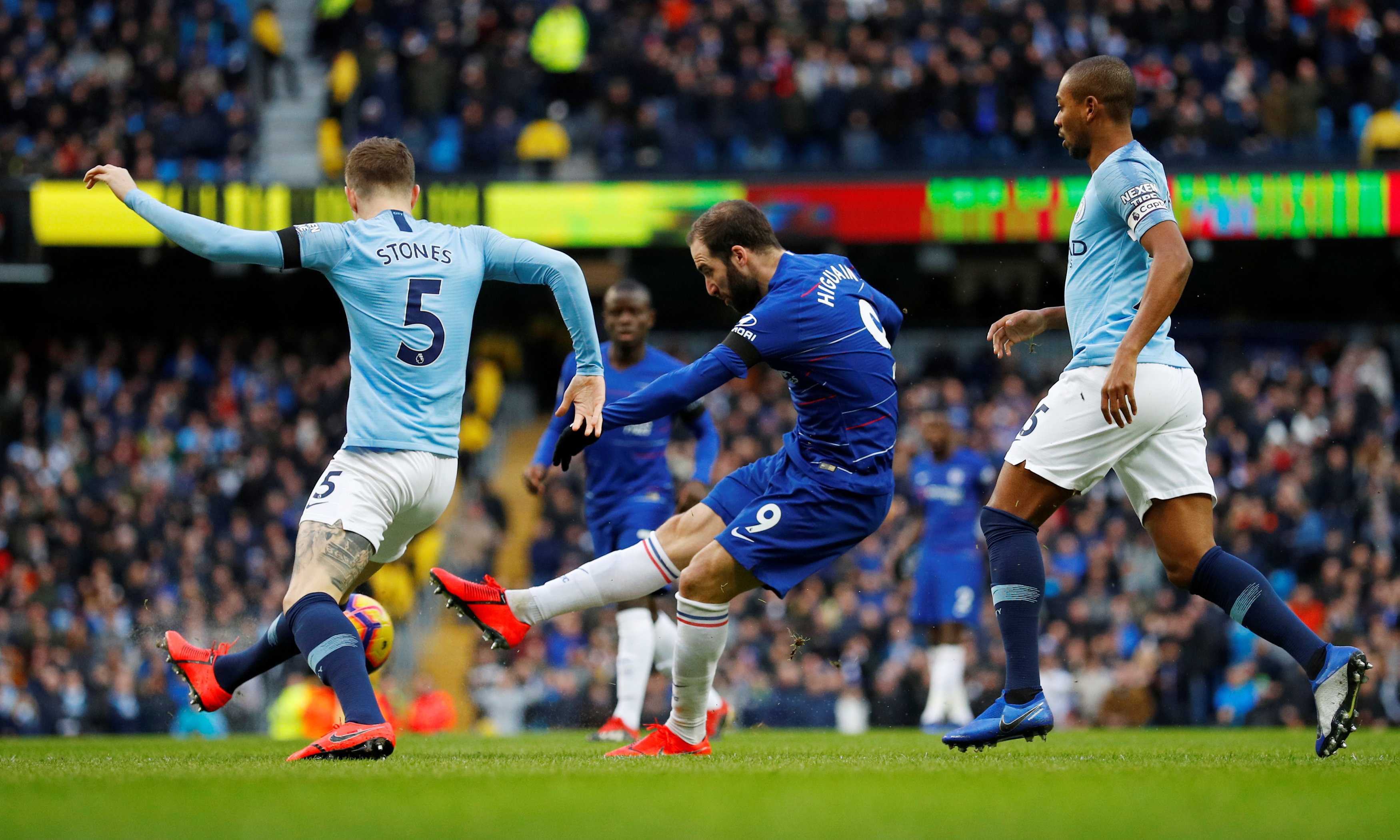 场面已经混乱！有球迷在场内SIUUUU！（现场失序！球迷在场内高喊SIUUUU）