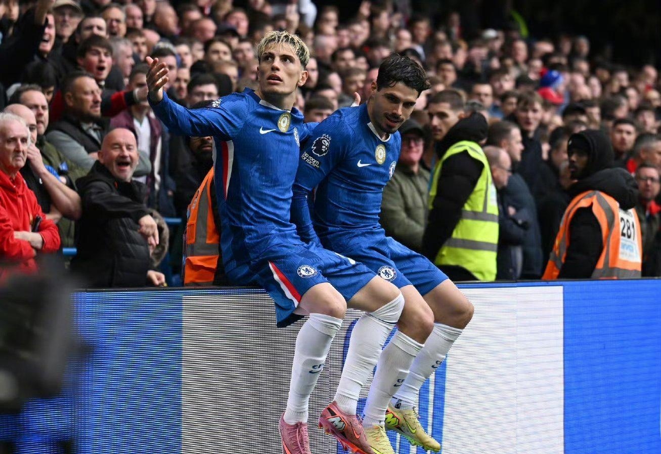 萨拉赫态度转变，支持继续效力，愿承担替补角色，助力斯洛特培养新星，有望参加国家队比赛。（萨拉赫态度转暖，愿留队承担替补，助斯洛特提携新秀，并有望出战国家队比赛）