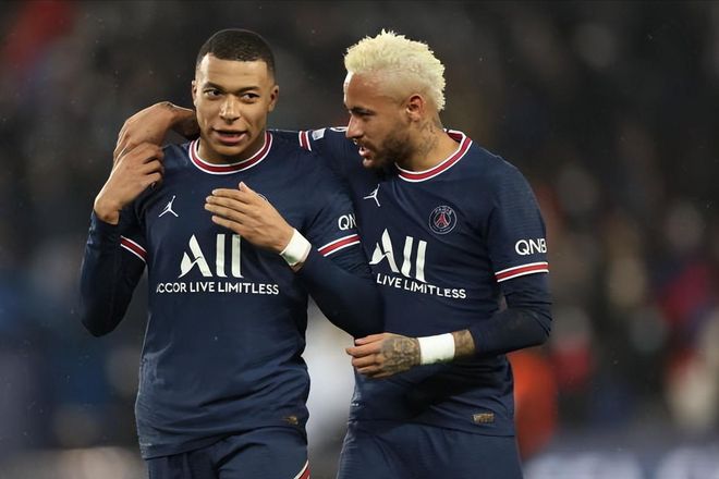 暗示续约还是离队？刘洋晒与瓦科互换球衣照片（续约抑或离队？刘洋晒与瓦科交换球衣照）