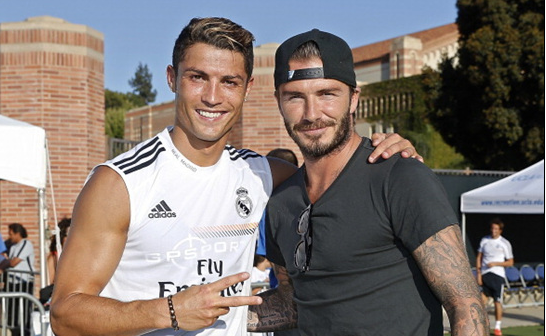 阿隆索驾车离开伯纳乌获皇马球迷力挺：耐心点，我们信任你！（伯纳乌外，皇马球迷为阿隆索打气：耐心点，我们相信你！）