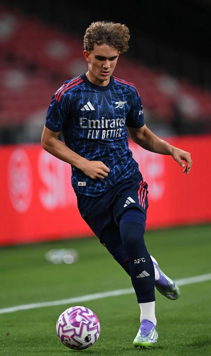 北雪平球迷向场内投掷烟花，瑞典超甲升级附加赛被迫中断（北雪平球迷投掷烟花致瑞典超甲升级附加赛中断）