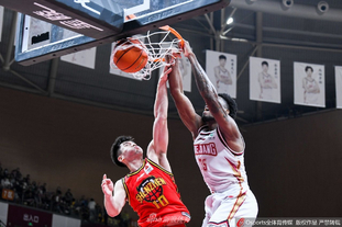 梅西雕像揭幕仪式上，梅西与宝莱坞影星沙鲁克-汗合影（梅西雕像揭幕现场，梅西与宝莱坞巨星沙鲁克·汗同框合影）