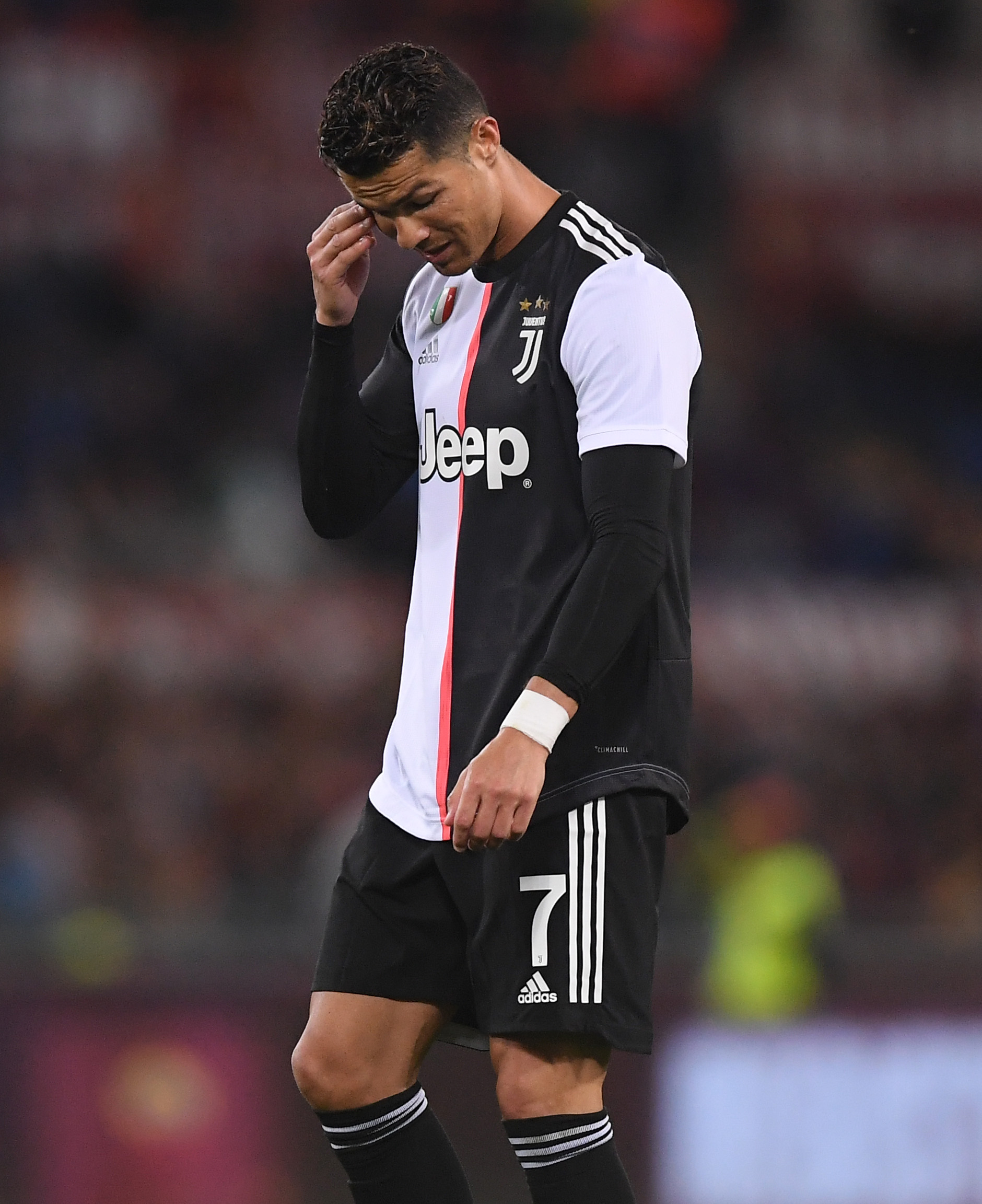 图片报：西蒙斯因抱怨颈痛缺席昨日合练，很可能缺战今日比赛（图片报：西蒙斯昨因颈痛未参加合练，今日比赛恐将无缘）