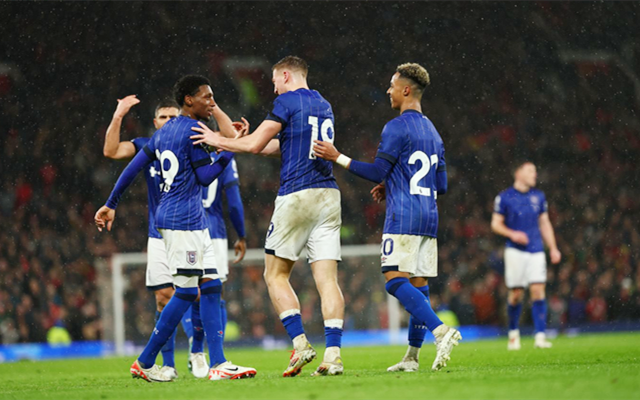 两位体坛巨星会面，樊振东欢乐开怀非常松驰，齐达内眼中充满欣赏（体坛双星同框，樊振东笑容灿烂神态轻松，齐达内目光尽显赞赏）